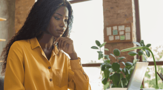 HR-executive-working-on-laptop